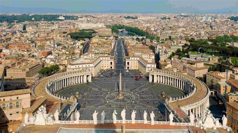 how many people live in vatican city.